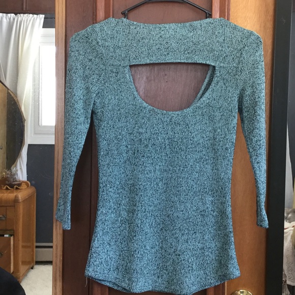 SOFT KNITTED TOP W/ KEYHOLE BACK - Picture 2 of 3